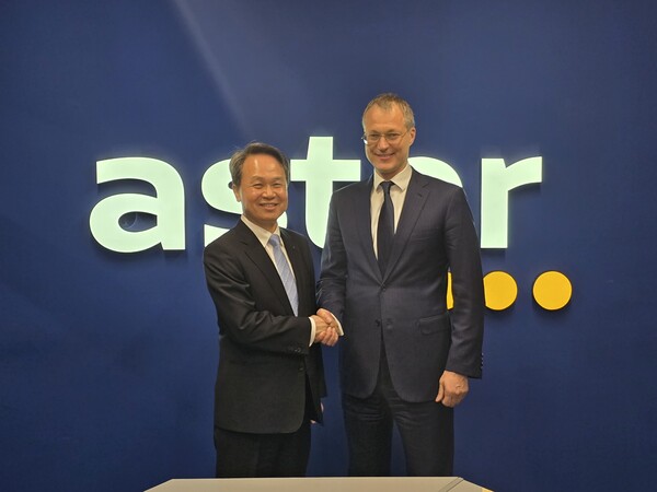 진옥동 신한금융그룹 회장(왼쪽)이 알렉세이 바칼(Alexey Bakal) 아스터 그룹 회장을 만나 변함없는 협력을 확인했다. [출처: 신한금융그룹]