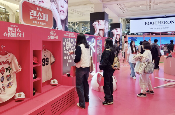 신세계백화점 강남점에서 열린 야구 팝업 '랜쇼페 베이스볼 필드'를 구경하는 고객 (사진=이마트)