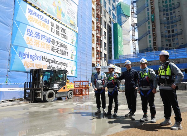 안병철 삼성물산 CSO가 현장 직원들과 추락위험 예방 표지판 설치 상태를 확인하고 있다. (사진=삼성물산)