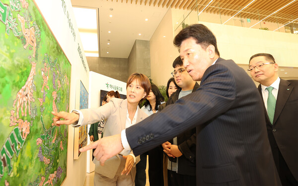 함영주 하나금융그룹 회장(오른쪽 두 번째)과 이호성 하나은행장(오른쪽 첫 번째)이 이날 성인부문 대상 수상자인 조태성 작가의 'ZOO' 작품을 관람하고, 작품 설명을 들었다. [출처: 하나금융그룹]