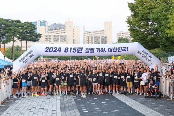  2024 815런에 참여한 가수 션과 오프라인 러너들 (사진=한국해비타트)