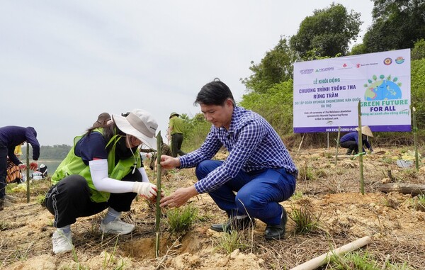 베트남 벤엔 국립공원에서 현대엔지니어링 임직원과 타인호아성 주민이 함께 나무를 심고 있다. (사진=현대엔지니어링)