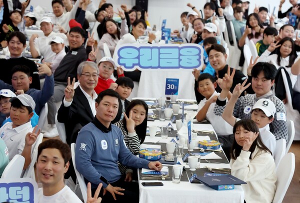 임종룡 우리금융그룹 회장이 지난 22일 경기도 파주 서원밸리 컨트리클럽에서 열린 우리금융 드림라운드에서 프로선수와 라운딩을 마친 골프 꿈나무들과 함께 식사하며 대화를 나눴다. [출처: 우리금융그룹]