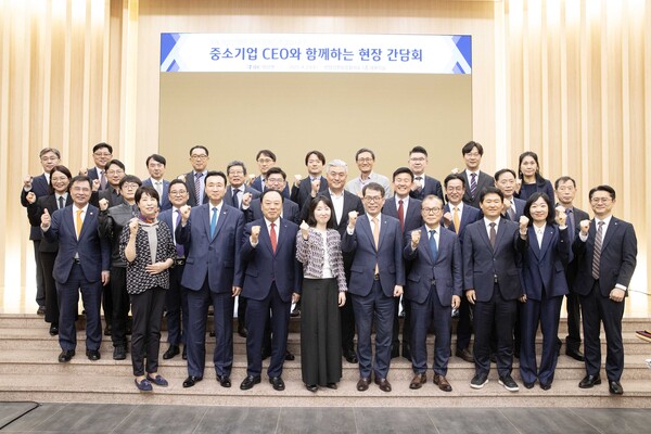 김성태 IBK기업은행장(앞줄 왼쪽에서 다섯 번째)이 23일 안양과천상공회의소에서 열린 중소기업 현장 간담회에서 중소기업 대표들과 기념촬영을 했다. [출처: IBK기업은행]