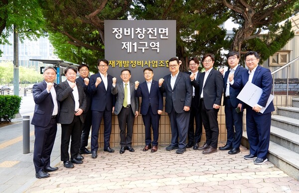 정경구 HDC현대산업개발 대표이사가 24일 용산정비창 전면1구역 재개발 사업지 현장을 직접 방문했다. 이날 현장에는 정경구 대표이사를 비롯해 HDC현대산업개발 임원진이 함께했다. (사진=HDC현대산업개발)