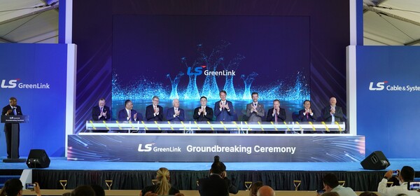 28일(현지시간) 버지니아주 체사피크(Chesapeake)시LS그린링크 착공식에서 글렌 영킨(Glenn Youngkin) 버지니아 주지사, 구본규 LS전선 대표, 릭 웨스트(Rick West) 체사피크 시장(오른쪽 5번째부터) 등 참석자들이 기념촬영을 하고 있다. (사진=LS전선)