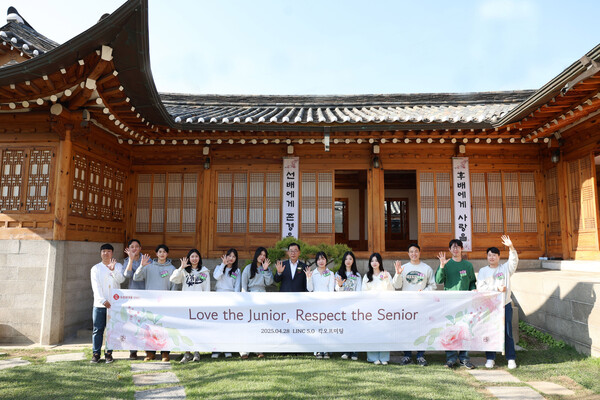 롯데건설 박현철 부회장이 주니어보드 5기 구성원들과 킥오프 미팅 후 기념촬영을 하고 있다 (사진=롯데건설)