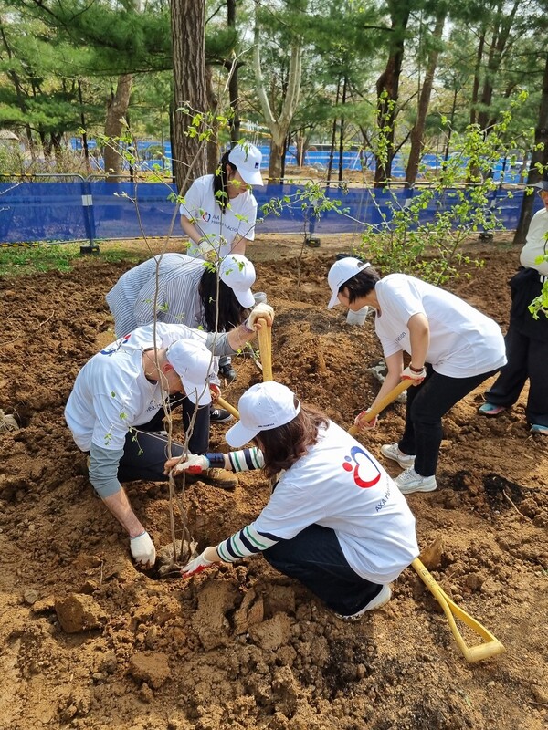 AXA손해보험, 임직원 참여 ‘생명의 숲정원’ 조성 식재 행사 진행 (자료제공 : 악사손보)