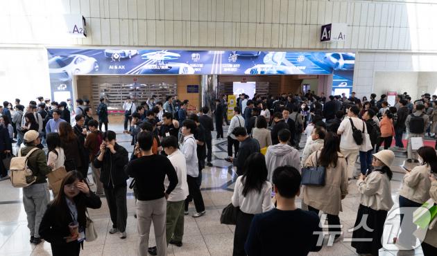 25일 서울 강남구 코엑스 내 입점한 식당에서 화재가 발생해 밖으로 대피했던 관람객들이 전시관 재입장을 위해 대기하고 있다. 이날 오전 11시 7분쯤 코엑스 2층 식당 주방 후드에서 시작된 불은 신고 30분 만인 오후 11시 42분 초진 됐다. 2025.4.25/뉴스1 ⓒ News1 이승배 기자