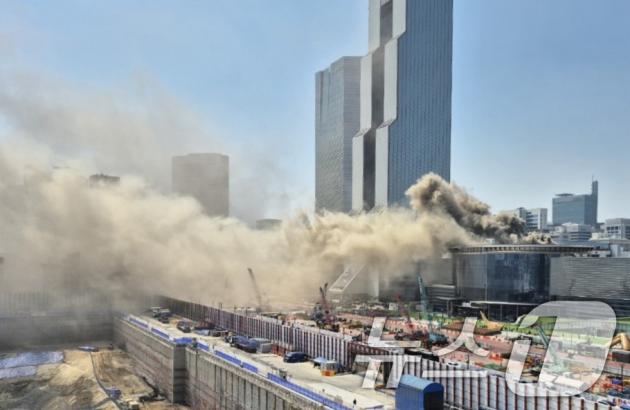 25일 서울 강남구 코엑스 내 입점한 식당에서 화재로 연기가 발생하고 있다. (SNS 제공, 재판매 및 DB 금지) 2025.4.25/뉴스1