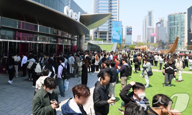 25일 서울 강남구 코엑스에 입점한 식당에서 화재가 발생해 시민들이 밖으로 대피하고 있다. 2025.4.25/뉴스1 ⓒ News1 권현진 기자