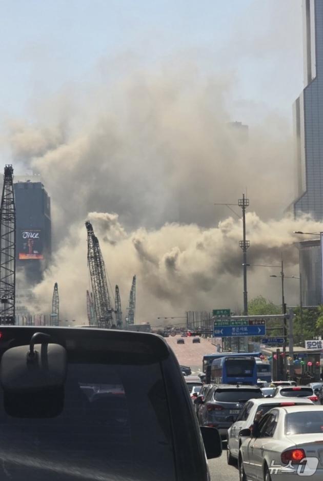 25일 서울 강남구 코엑스 내 입정한 식당에서 화재가 발생, 많은 연기가 나고 있다. (독자 제공, 재판매 및 DB 금지) 2025.4.25/뉴스1