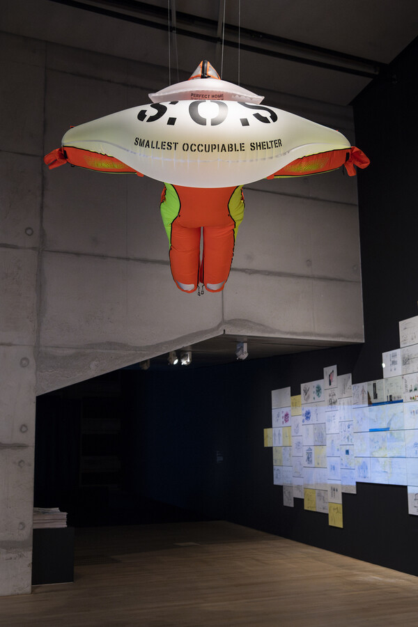 제네시스 익스비션 서도호 워크 더 하우스 전시의 SOS 수트 전시 모습 (사진=코오롱스포츠)