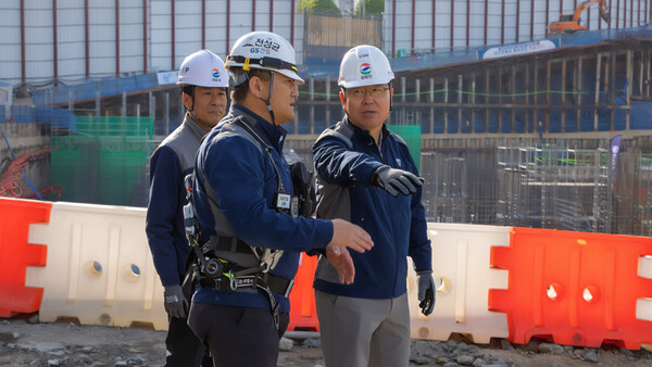 GS건설 COO 김태진 사장(사진 오른쪽)이 안전점검의 날 현장을 방문해 추락재해 예방을 위한 현장 점검을 하고 있다 (사진=GS건설)