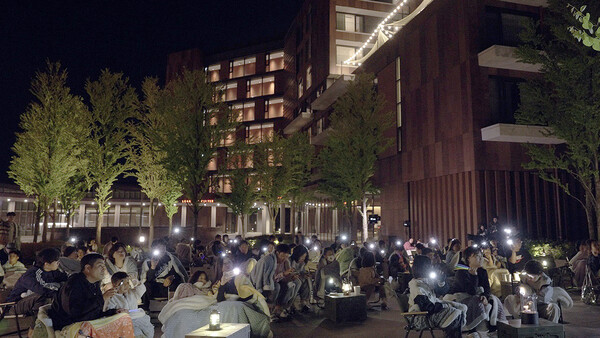 한화손해보험 영업가족과 그 가족들이 '라이프캠퍼스' 연수원 개원 5주년과 가정의 달을 기념해 5월 3일부터 4일까지 1박2일간 개최한 영업가족 초청행사 '한화손해보험 패밀리데이'에 참여해 공연 프로그램을 관람하고 있다. (사진=한화손해보험)