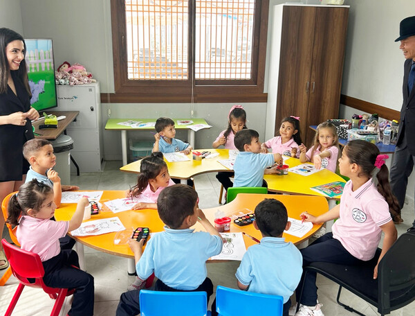 튀르키예 이스켄데룬 ‘한국마을 문화센터’에서 아동 대상 학습 프로그램이 진행되고 있다(사진=희망브리지)