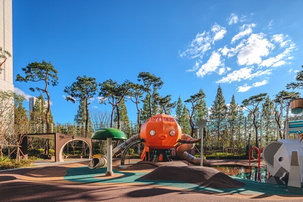 가시광촉매 기술을 적용한 올림픽파크포레온 놀이터 (사진=현대건설)