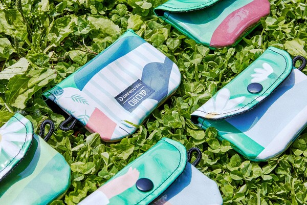 가든 음악회 현수막을 업사이클링한 카드 포켓 (사진=대우건설)