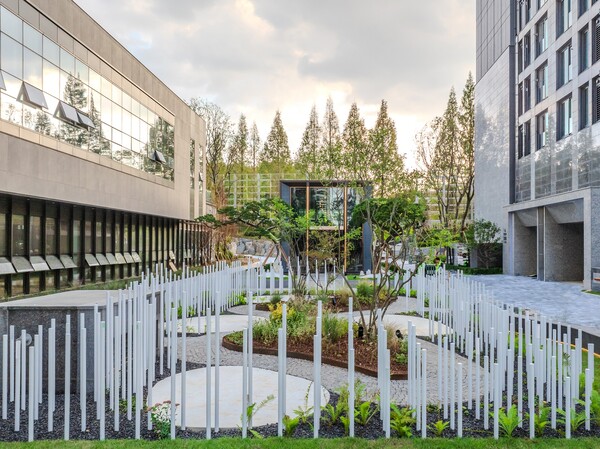 현대건설이 성균관대학교 최혜영 교수와 협업해 완성한 올림픽파크 포레온 3단지 현장의 ‘도서관과 정원(Library & Garden) (사진제공=현대건설)