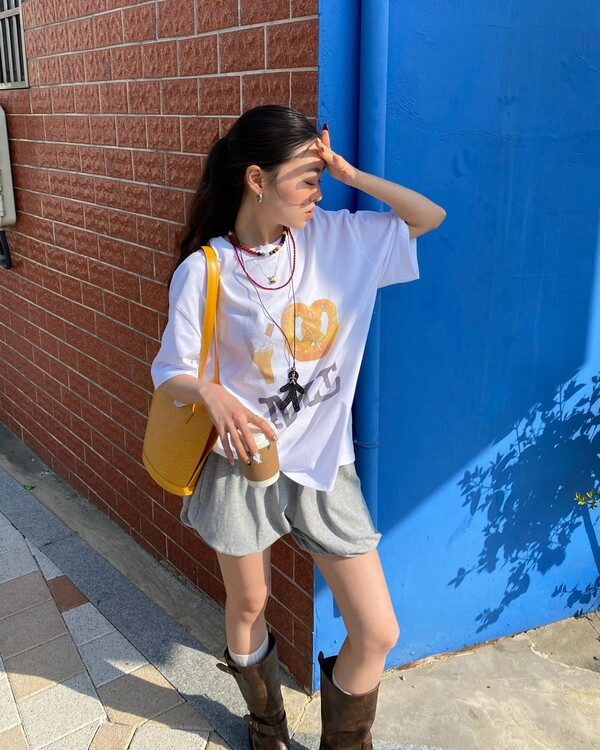 슈에띠즈 그래픽 하프 슬리브 티셔츠 인플루언서 착장 이미지 (사진제공=코오롱FnC)