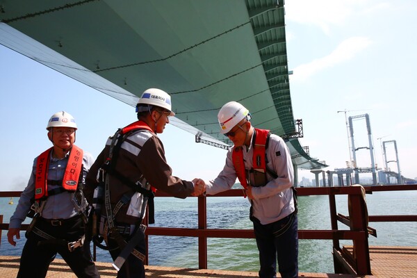 김승모 한화 건설부문 대표이사(좌측 두번째)가 제3연륙교 현장에서 협력업체 직원을 격려하고 있다. (사진제공=한화 건설)