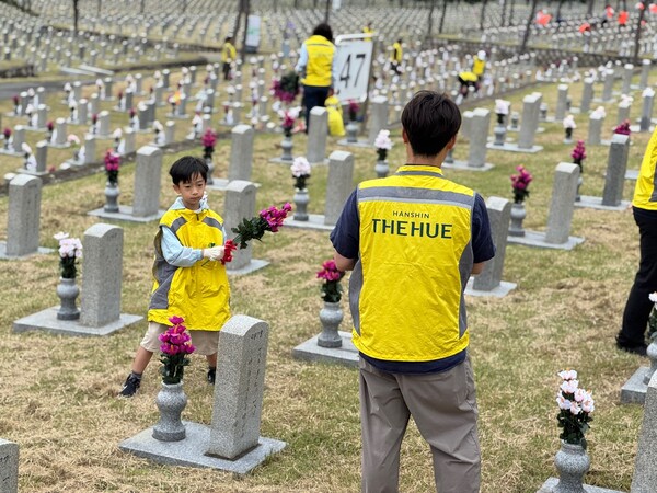 ‘한신孝플러스봉사단’이 지난 24일 국립서울현충원을 찾아 묘역 정화 봉사활동을 진행하고 있다. (사진제공=한신공영)