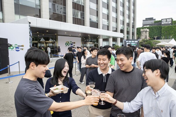 현대건설 계동 본사에서 열린 치얼스 파티에 참여한 임직원들이 건배를 외치며 격의 없는 소통의 시간을 가지고 있다.(사진제공=현대건설)