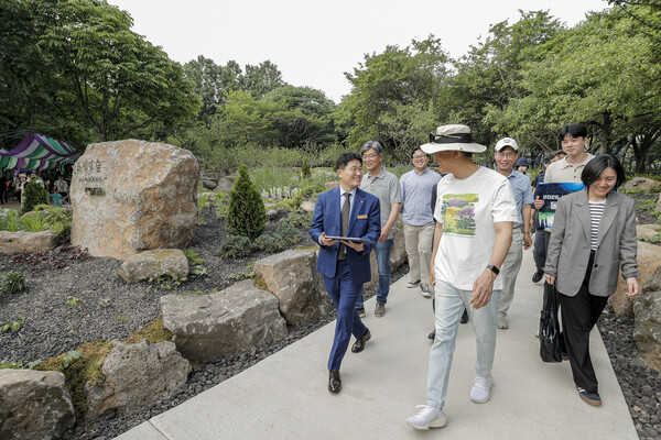 심철진 대우건설 토목본부장(왼쪽 첫번째)이 오세훈 서울시장과 푸르지오 정원을 둘러보고 있다.(사진제공=대우건설)