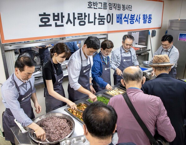 호반그룹 경영진이 서울 서초구 까리따스 사랑의 식당을 방문해 지역 어르신을 위한 배식 봉사활동을 진행하고 있다. (사진제공=호반그룹)