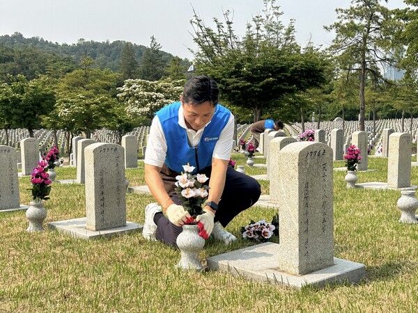 허서홍 GS리테일 대표이사가 국립서울현충원 제39묘역에 헌화 및 묘비 닦기 봉사활동을 실천하고 있다. 