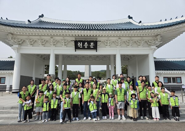 현대엔지니어링 임직원 및 임직원 가족이 국립서울현충원에서 묘역 정화 봉사활동을 한 뒤, 기념촬영을 하고 있다. (사진제공=현대엔지니어링)