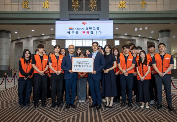 호반그룹이 호국보훈의 달을 맞아 서울 용산구 전쟁기념관에서 헌화와 환경정화 활동을 진행했다. 김대헌 호반그룹 기획총괄사장(앞줄 왼쪽 두번째)이 양동학 전쟁기념관 사무총장에게 전쟁기념관 발전기금 1천만원을 전달했다. (사진제공=호반그룹)