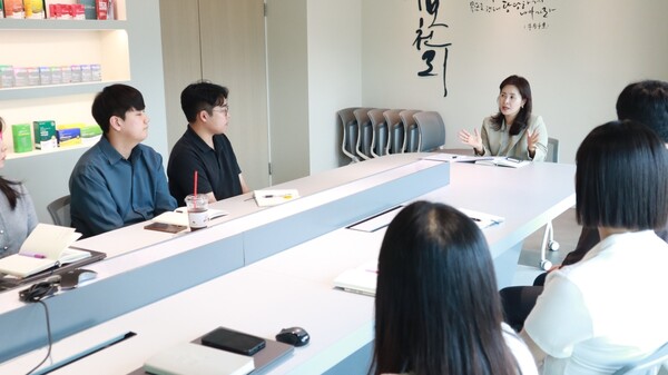 윤여원 콜마비앤에이치 대표이사와 ‘콜키퍼 프로그램’을 통해 선발된 직원들이 함께 대화를 나누고 있다. 