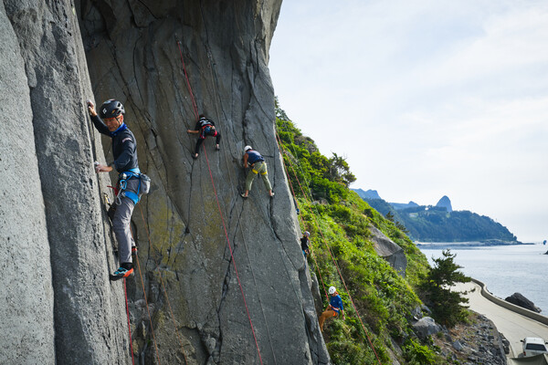 다이브인투울릉 클라이밍 체험을 하고 있는 참가자들 (사진제공=코오롱 FnC)