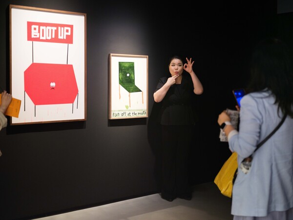 '유영하는 세계 : Bed, Bath, Bus' 수어 해설 프로그램에서 수어 해설사가 관람객들에게 전시 작품을 설명하고 있다. 습. (사진제공=세화미술관, 구의진 촬영)