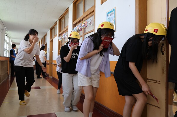 '재난 안전 모의 대피훈련' 진행모습 (사진제공=현대건설)