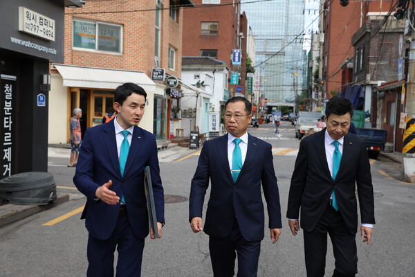 포스코이앤씨 정희민 사장이 임직원들과 함께 용산정비창 전면1구역 재개발 현장을 직접 둘러보고있다. (사진=포스코이앤씨)