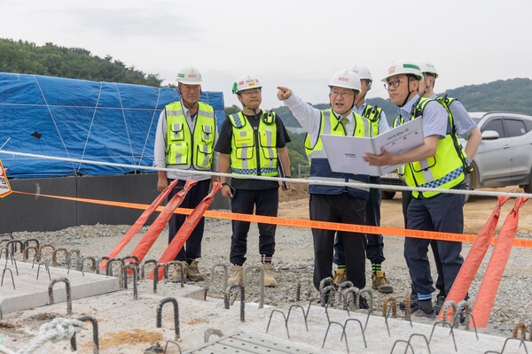 정경구 대표이사가 고속국도 제32호선 인주-염치 1공구 현장을 찾아 안전보건 상황을 점검하고 있다. (사진제공=HDC현대산업개발)