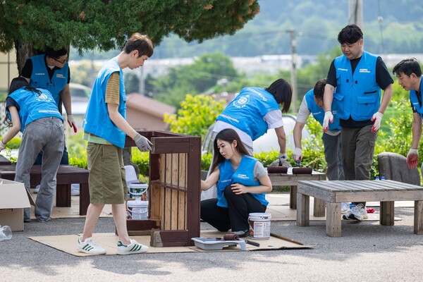 쿠팡로지스틱스서비스 임직원들이 지난 19일 아동보육시설 꿈이있는마을에서 야외평상 페인팅 작업을 하고있다 (사진제공=쿠팡)