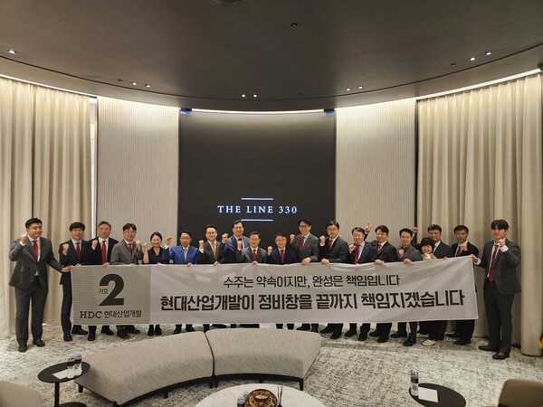 HDC현대산업개발 정경구 대표이사가 참석한 가운데 삼성물산 리조트 부문(조경), smdp(건축디자인), LPA(경관조명) 파트너십 관계자드이 용산정비창 전면1구역 책임시공을 약속했다. (사진=HDC현대산업개발)