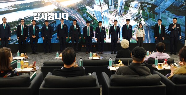 포스코이앤씨 직원들이 홍보관을 찾은 조합원에게 인사하하고 있다. (사진=포스코이앤씨)