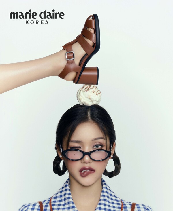 슈즈 브랜드 ECCO(에코)가 오마이걸 멤버 미미와 함께한 서머 샌들 캠페인 화보를 공개했다. (사진=마리끌레르)