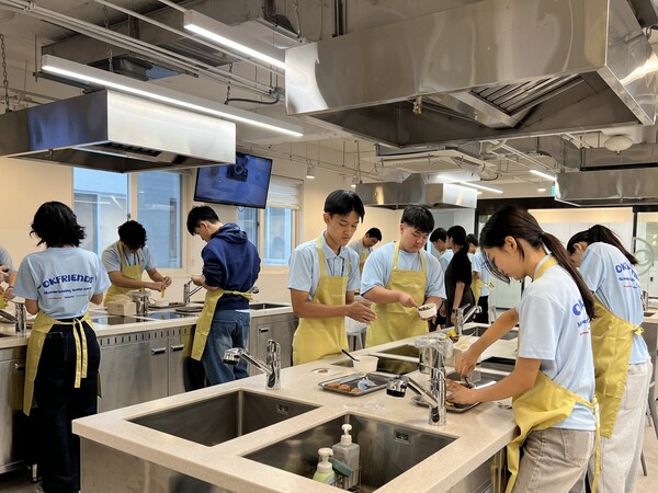  재외동포 청소년들이 한식문화공간 이음에서 디저트 만들기 체험을 하고 있다. (사진제공=한식진흥원)