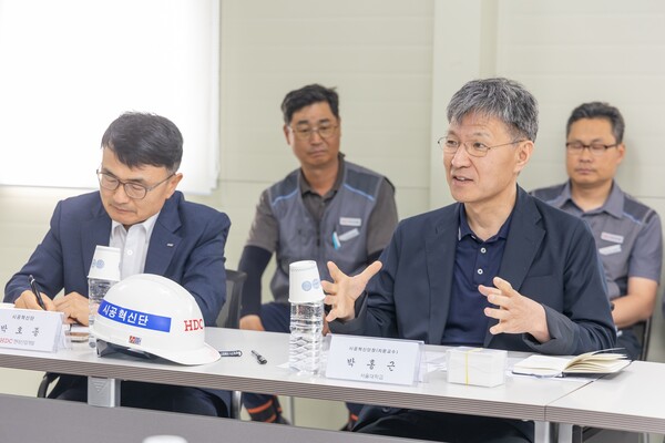 HDC현대산업개발은 18일 서울원 아이파크 현장에서 시공혁신단 주관의 산학연 연합자문회의를 진행했다.(사진 첫째 줄 오른쪽부터) 박홍근 HDC현대산업개발 시공혁신단장, 박호종 HDC현대산업개발 시공혁신단 상무 (사진제공=HDC현대산업개발)