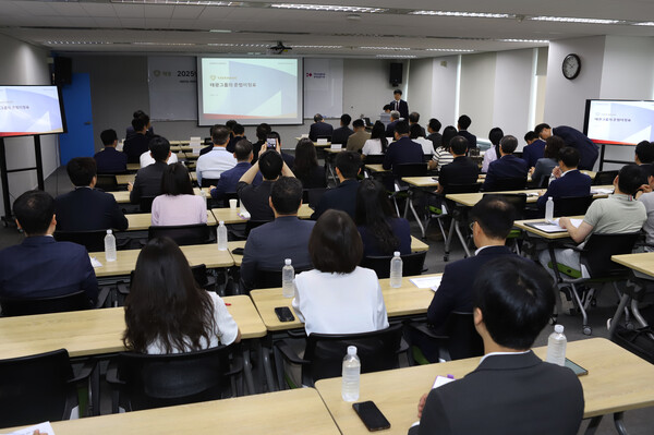 태광그룹이 25일 서울 광화문 흥국생명빌딩에서 주요 계열사 대표와 CP 담당 유관부서 직원들이 참석한 가운데 공정거래 실천 문화 확산을 위한 공정거래 자율준수 프로그램(compliance Program·CP) 인식 강화 교육을 진행했다. (사진제공=태광그룹)