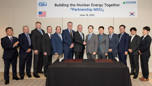 현대건설 이한우 대표(오른쪽에서 여섯 번째)와 씨비 앤 아이 마크 버츠 사장(왼쪽에서 일곱 번째) 등 양사 주요 관계자들이 미국 시카고에 위치한 파크 하얏트 호텔에서 업무협약을 체결한 후 주요 관계자들과 함께 기념사진을 촬영하고 있다. (사진제공=현대건설)