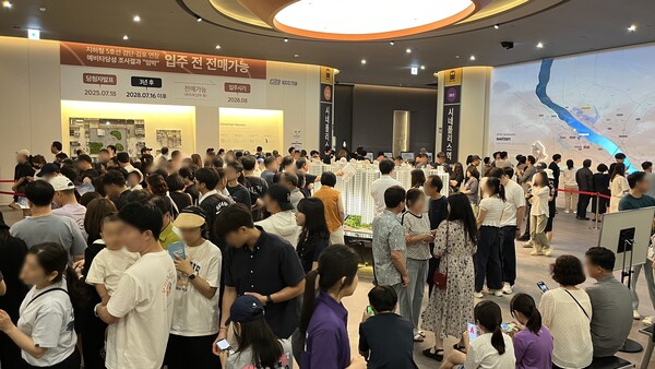 오퍼스 한강 스위첸 견본주택에 주말 동안 많은 인파가 몰렸다. (사진제공=KCC건설)