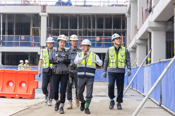 HDC현대산업개발은 지난 주말 전국에 장맛비가 내린 가운데, 지속적인 장맛비 예보가 이어짐에 따라 본격적인 여름철 장마로 인한 피해와 혹서기 근로자들의 온열질환 예방을 위해 정경구 대표이사(사진 오른쪽 2번째)가 현장 안전 점검을 진행하고 있다.