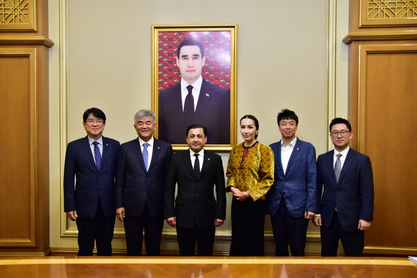 정원주 회장이 호자무랏 겔디미라보드 투르크메니스탄 건설,전력,생산담당 부총리를 면담하고 현지 사업다각화와 지원을 요청했다. (사진제공=대우건설)