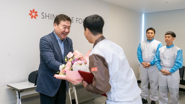 1일 신세계푸드 강승협 대표이사가 오산공장의 남민우 사원과 협력회사 직원 2명 등 총 3명에게 우수사원 시상을 하고 있다.